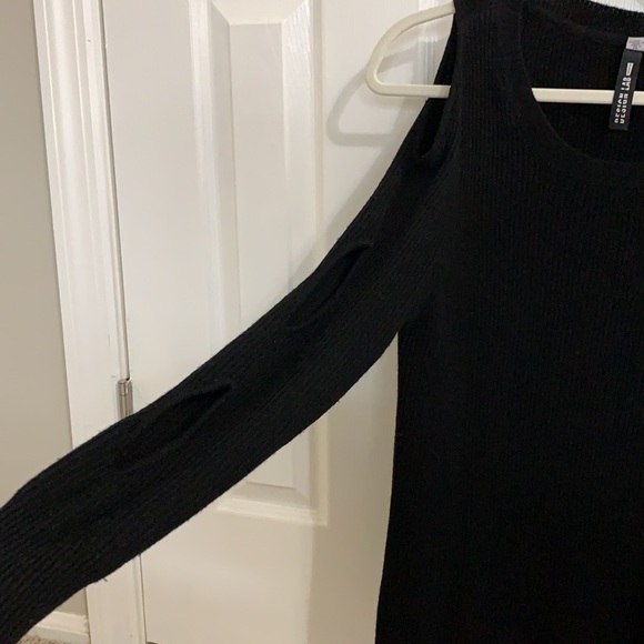 Design Lab Cold Shoulder Sweater - Picture 4 of 5